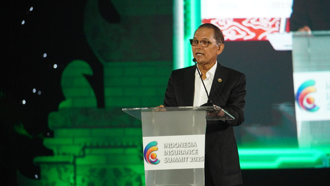 Ketua Dewan Pengurus Asosiasi Asuransi Jiwa Indonesia, Budi Tampubolon saat berpidato pada pembukaan Indonesia Insurance Summit (IIS) 2025 di Bali Nusa Dua Convention Center (BNDCC). Foto: Dok. Istimewa