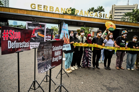 Sejumlah aktivis lingkungan melakukan aksi di depan Gerbang Pancasila, Kompleks Parlemen, Senayan, Jakarta, Jumat (23/5/2025). Foto: ANTARA FOTO/Rivan Awal Lingga