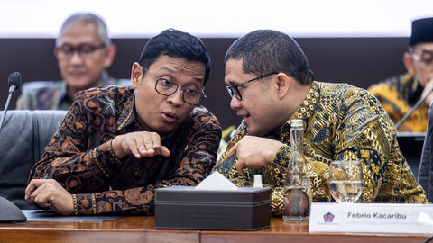 Direktur Jenderal Pajak Bimo Wijayanto (kiri) berbincang dengan Direktur Jenderal Startegi Ekonomi dan Fiskal Febrio Nathan Kacaribu (kanan) saat konferensi pers APBN KiTa di Kantor Kementerian Keuangan, Jakarta, Jumat (23/5/2025). Foto: ANTARA FOTO/Bayu Pratama S