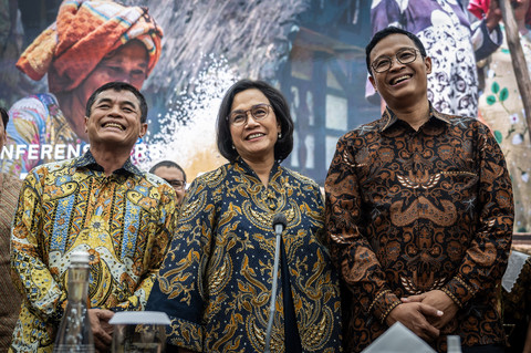 Menteri Keuangan Sri Mulyani (tengah) berfoto bersama Direktur Jenderal Bea Cukai Djaka Budi Utama (kiri) dan Direktur Jenderal Pajak Bimo Wijayanto (kanan) sebelum memberikan pemaparan pada konferensi pers APBN KiTa, Jumat (23/5/2025). Foto: ANTARA FOTO/Bayu Pratama S