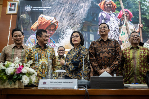 Menteri Keuangan Sri Mulyani (tengah) berfoto bersama Direktur Jenderal Bea Cukai Djaka Budi Utama (kiri) dan Direktur Jenderal Pajak Bimo Wijayanto (kanan) sebelum memberikan pemaparan pada konferensi pers APBN KiTa, Jumat (23/5/2025). Foto: ANTARA FOTO/Bayu Pratama S