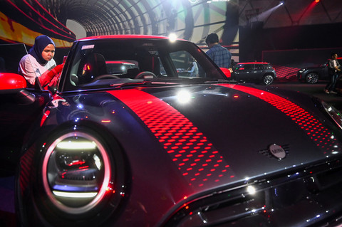 Sejumlah mobil model terbaru MINI John Cooper Works (JCW) dipamerkan saat diluncurkan di Jakarta, Jumat (23/5/2025). Foto: ANTARA FOTO/Rivan Awal Lingga