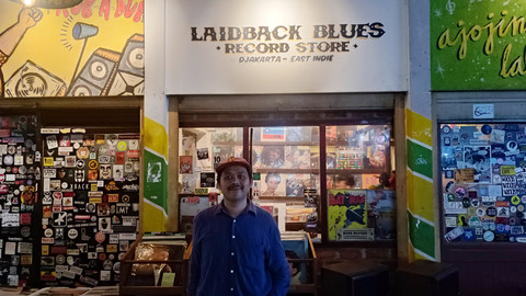 Samson (39) pemilik toko vinyl Laidback Blues di Pasar Santa, Jaksel, Jumat (23/5). Foto: Thomas Bosco/kumparan