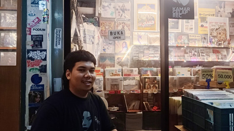 Septian (25), penjaga toko vinyl Kamar Gelap Record di Pasar Santa, Jaksel (25/5). Foto: Thomas Bosco/kumparan