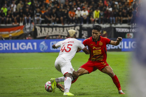 Pemain Persija Jakarta Rio Fahmi berusaha melewati pemain Malut United dalam pertandingan BRI Liga 1 di Jakarta Internasional Stadium (JIS), Tanjung Priuk, Jakarta, Jumat (23/5/2025). Foto: Darryl Ramadhan/kumparan
