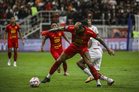 Pemain Persija Jakarta Gustavo Almeida berusaha melewati pemain Malut United Yance Sayuri dalam pertandingan BRI Liga 1 di Jakarta Internasional Stadium (JIS), Tanjung Priuk, Jakarta, Jumat (23/5/2025). Foto: Darryl Ramadhan/kumparan
