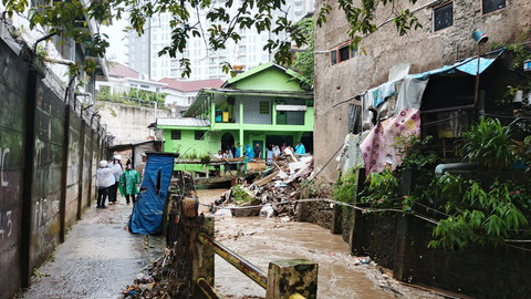 Penampakan Paud di area sempadan sungai Cipaganti, RW 10, Kelurahan Hegarmanah, Cidadap, Kota Bandung, ambruk akibat tergerus arus sungai karena hujan deras, Jumat (23/5/2025). Foto: Dok. Istimewa