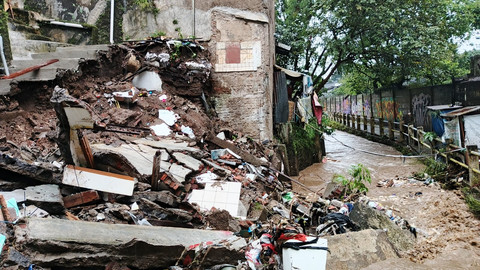 Penampakan Paud di area sempadan sungai Cipaganti, RW 10, Kelurahan Hegarmanah, Cidadap, Kota Bandung, ambruk akibat tergerus arus sungai karena hujan deras, Jumat (23/5/2025). Foto: Dok. Istimewa