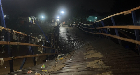 Penampakan jembatan apung di Kabupaten Bandung yang rusak diduga karena kelebihan muatan.
Foto: Dok. Istimewa