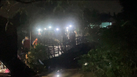 Penampakan jembatan apung di Kabupaten Bandung yang rusak diduga karena kelebihan muatan.
Foto: Dok. Istimewa