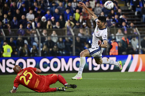Pemain Inter Milan Mehdi Taremi berebut bola dengan kiper Como 1907 Pepe Reina pada pertandingan Liga Italia di Stadion the Giuseppe-Sinigaglia, Como, Jumat (23/5/2025). Foto: Piero Cruciatti/AFP