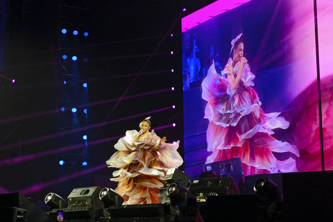 Penyanyi Rossa Gelar Konser Bertajuk Here I Am di Indonesia Arena, Jakarta. Foto: Aprilandika Pratama/kumparan