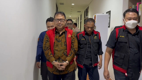 Kejati Jabar menahan Eks Sekda Kota Bandung berinisial YI, terkait kasus penguasaan lahan Bandung Zoo. Foto: Dok. Kejati Jabar