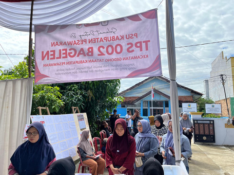 Antrean warga di TPS 002 Bagelen Kecamatan Gedong Tataan Kabupaten Pesawaran | Foto : Eka Febriani / Lampung Geh