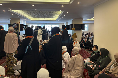 Jemaah haji asal Aceh antre mendapatkan wakaf dari Habib Bugak Asyi. Foto: Moh Fajri/kumparan