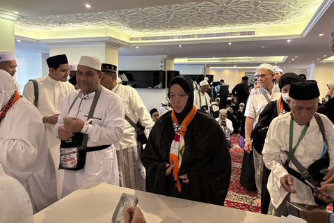 Jemaah haji asal Aceh antre mendapatkan wakaf dari Habib Bugak Asyi. Foto: Moh Fajri/kumparan