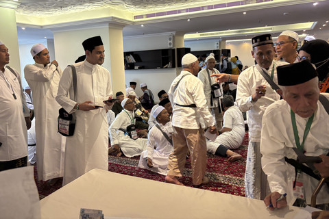 Jemaah haji asal Aceh antre mendapatkan wakaf dari Habib Bugak Asyi. Foto:  Moh Fajri/kumparan
