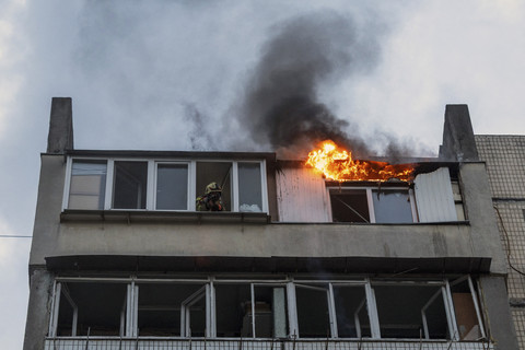 Suasana bangunan yang terbakar akibat serangan drone Rusia di Kyiv, Ukraina, Jumat (23/5/2025). Foto: Thomas Peter/Reuters