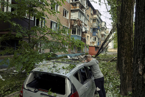 Suasana bangunan yang hancur akibat serangan drone Rusia di Kyiv, Ukraina, Sabtu (24/5/2025). Foto: Thomas Peter/Reuters