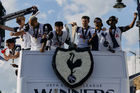 Sejumlah pemain serta ofisial tim Tottenham Hotspur menyapa para pendukungnya dari atas bus saat pawai juara Liga Europa di London, Inggris, Jumat (23/5/2025). Foto: Benjamin Cremel/AFP
