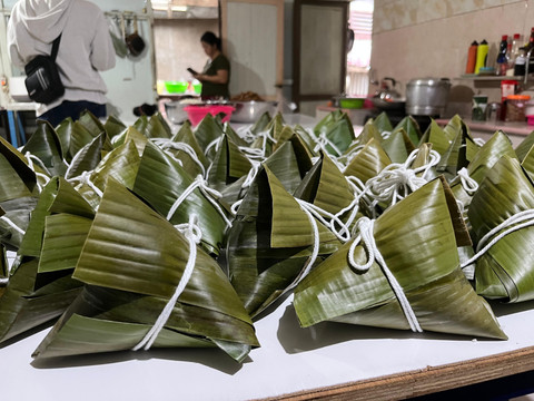 Bakcang yang dibuat oleh Enni dan keluarga yang siap dikirim ke pembeli. Foto: Rabiansyah/Hi!Pontianak