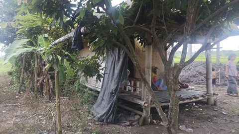 Kondisi rumah salah satu keluarga calon siswa Sekolah Rakyat di Lombok Barat, NTB. Foto: Dok. Kemensos