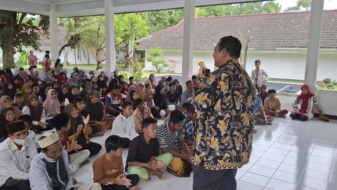 Kepala Sentra Paramita Mataram Arif Rohman di hadapan 108 anak calon siswa Sekolah Rakyat 2025 dari 10 kecamatan di Kabupaten Lombok Barat, NTB, Sabtu (24/5/2025). Foto: Dok. Kemensos