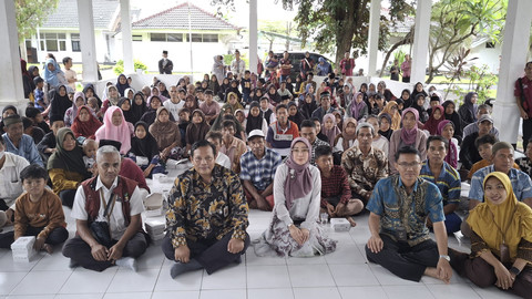 Kepala Sentra Paramita Mataram Arif Rohman di hadapan 108 anak calon siswa Sekolah Rakyat 2025 dari 10 kecamatan di Kabupaten Lombok Barat, NTB, Sabtu (24/5/2025). Foto: Dok. Kemensos