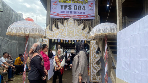 Kapolda Lampung, Irjen Pol Helmy Santika bersama Gubernur Lampung, Rahmat Mirzani Djausal saat meninjau TPS 004. | Foto: Sinta Yuliana/Lampung Geh