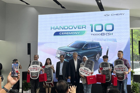 Penyerahan secara simbolis 100 Chery Tiggo 8 CSH ke konsumen. Foto: Fitra Andrianto/kumparan