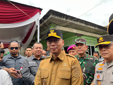 Gubernur Lampung, Rahmat Mirzani Djausal saat meninjau langsung pelaksanaan PSU di TPS 002 di Desa Bagelen, Kecamatan Gedong Tataan, Kabupaten Pesawaran | Foto : Eka Febriani /Lampung Geh