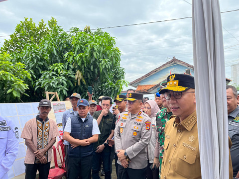 Gubernur Lampung, Rahmat Mirzani Djausal saat meninjau langsung pelaksanaan PSU di TPS 002 di Desa Bagelen, Kecamatan Gedong Tataan, Kabupaten Pesawaran | Foto : Eka Febriani /Lampung Geh