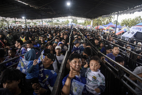 Suporter Persib Bandung antre memasuki stadion untuk menyaksikan pertandingan Persib Bandung di Stadion GBLA, Bandung, Jawa Barat, Sabtu (24/5/2025). Foto: Novrian Arbi/ANTARA FOTO