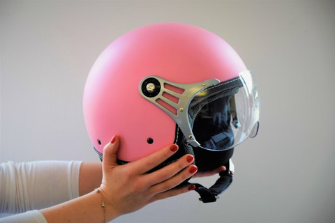 ilustrasi menggunakan helm saat mengendarai kendaraan bermotor merupakan contoh norma. sumber: unsplash/waldemar pXsnmJ
