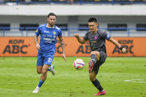 Pesepak bola Persib Bandung Marc Klok (kiri) mengejar bola dari pesepak bola Persis Solo Sho Yamamoto (kanan) saat pertandingan BRI Liga 1 di Stadion Gelora Bandung Lautan Api (GBLA), Bandung, Jawa Barat, Sabtu (24/5/2025). Foto: Raisan Al Farisi/ANTARA FOTO