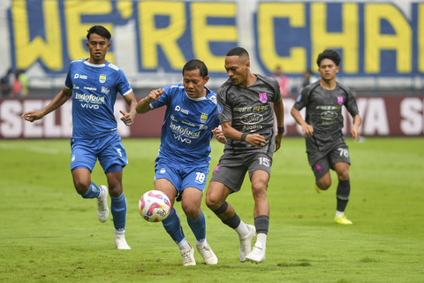 Pemain Persib Bandung Adam Alis (kedua kiri) berebut bola dengan pesepak bola Persis Solo Giovani J.H.Dacosta Numberi (kedua kanan) saat pertandingan BRI Liga 1 di Stadion Gelora Bandung Lautan Api (GBLA), Bandung, Jawa Barat, Sabtu (24/5/2025). Foto: Raisan Al Farisi/ANTARA FOTO