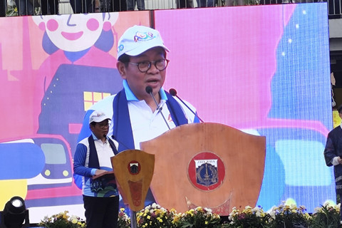 Gubernur DKI Jakarta Pramono Anung memberikan sambutan dalam acara HUT Jakarta ke-498 di Taman Literasi, Blok M, Jakarta Selatan, Sabtu (24/5/2025). Foto: Alya Zahra/kumparan 