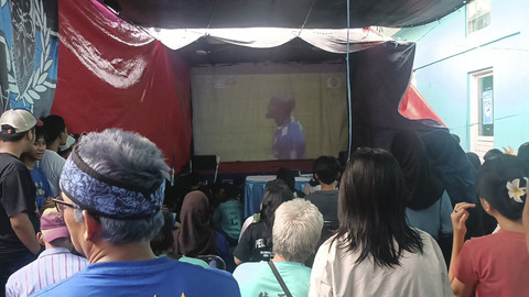 Warga RW 07 Kelurahan Cibadak, Astana Anyar, Bandung, gelar nobar Persib vs Persis Solo, Sabtu (26/5/2025). Foto: Robby Bouceu/kumparan
