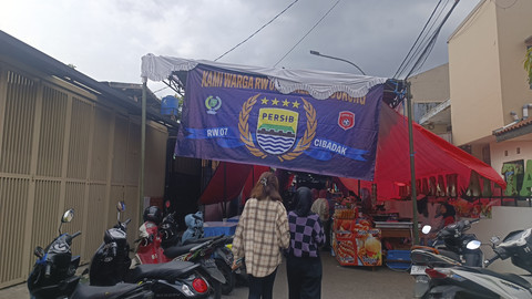 Warga RW 07 Kelurahan Cibadak, Astana Anyar, Bandung, gelar nobar Persib vs Persis Solo, Sabtu (26/5/2025). Foto: Robby Bouceu/kumparan