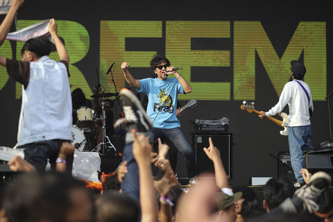 Unit punk rock asal Jakarta, Morfem membawakan lagunya saat tampil dalam Soundsfest 2025 di Gambir Expo Kemayoran, Jakarta, Sabtu (24/5/2025).  Foto: Iqbal Firdaus/kumparan