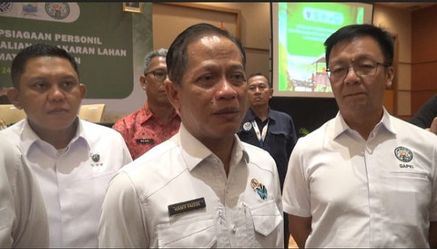 Menteri Lingkungan Hidup, Hanif Faisol Nurofiq saat melakukan Konsolidasi Kesiapsiagaan Personil dan Peralatan Pengendalian Kebakaran Lahan di Sumsel 2025. Foto : Abdullah Toriq/Urban Id