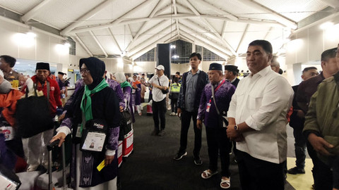 Gubernur Sulawesi Utara, Yulius Selvanus (baju putih), saat mengantar jemaah haji asal Sulawesi Utara di Bandara Sam Ratulangi, Sabtu (24/5) dini hari.