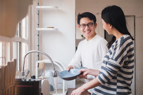 Ilustrasi suami membantu istri mengerjakan pekerjaan rumah. Foto: Nattakorn_Maneerat/Shutterstock