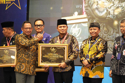 Pemprov Kaltim raih penghargaan Provinsi Teraktif dalam ajang SPM Awards 2025 yang digelar Kementerian Dalam Negeri (Kemendagri), Jumat (23/5). Foto: dok. Humas Pemprov Kaltim