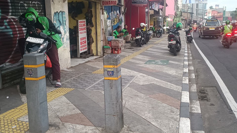 Jalur sepeda di Jalan Margonda Raya berada di area trotoar. Foto: Thomas Bosco/kumparan