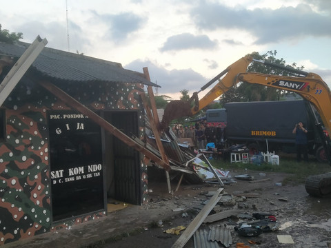Posko GRIB di lahan BMKG dibongkar pada Sabtu (24/5/2025). Foto: Dok. kumparan