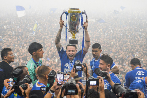 Kapten tim Persib Bandung Marc Klok (tengah) mengangkat piala usai pemberian piala Liga 1 di Stadion Gelora Bandung Lautan Api (GBLA), Bandung, Jawa Barat, Sabtu (24/5/2025). Foto: ANTARA FOTO/Raisan Al Farisi