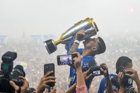 Pesepak bola Persib Bandung Ciro Alves mencium piala Liga 1 di Stadion GBLA Bandung, Sabtu (24/5/2025). Foto: ANTARA FOTO/Raisan Al Farisi