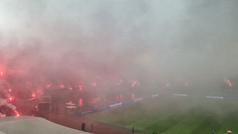 Asap dari flare yang dinyalakan oknum suporter saat laga Persin vs Persis Solo, di GBLA, Sabtu (24/5).  Foto: Dok. Istimewa