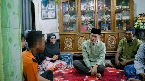 Wali Kota Palembang, Ratu Dewa saat menemui siswa SMP di yang menjadi korban perundungan (bullying). Foto : Istimewa